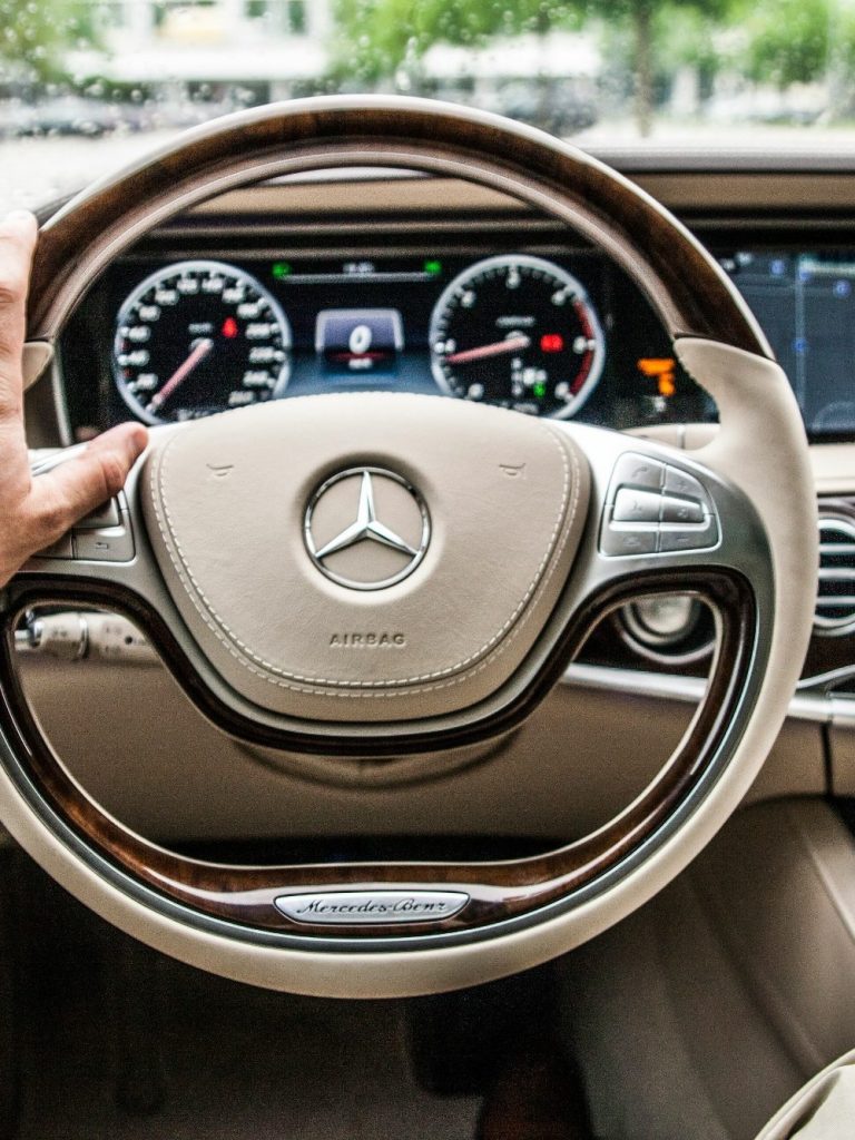 Lenkrads eines Mercedes mit Tachometer und modernen Bedienelementen.