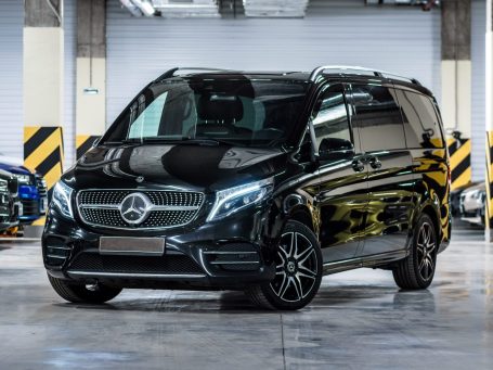 Schwarzer Mercedes-Benz Van, elegant präsentiert in einer Parkgarage.