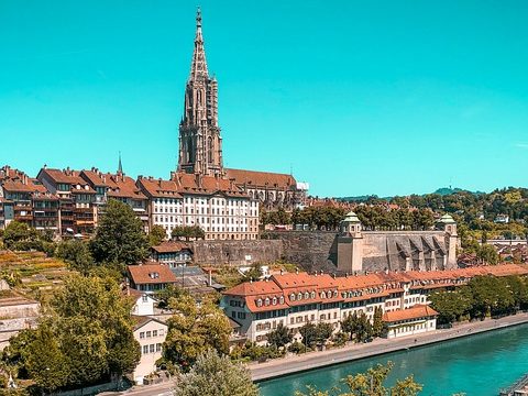 Panorama von Bern mit der berühmten Zytglogge und dem Berner Münsterturm am Fluss.