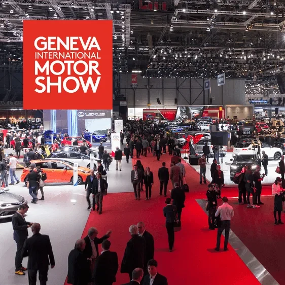 Veranstaltungshalle mit Menschen und Autos beim Genfer Autosalon.