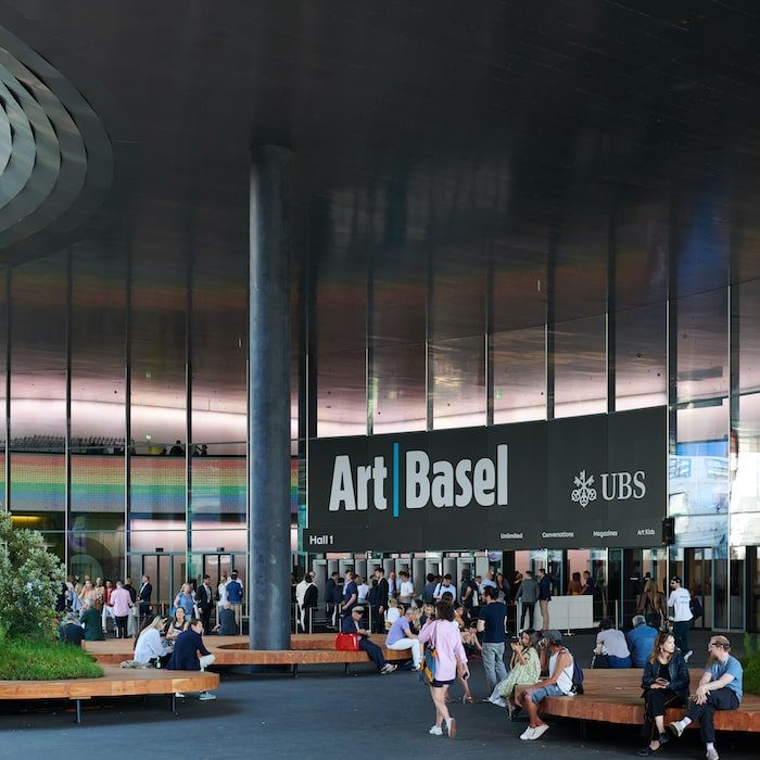 Eingang zu Art Basel mit Besuchern und modernen Architekturdetails.