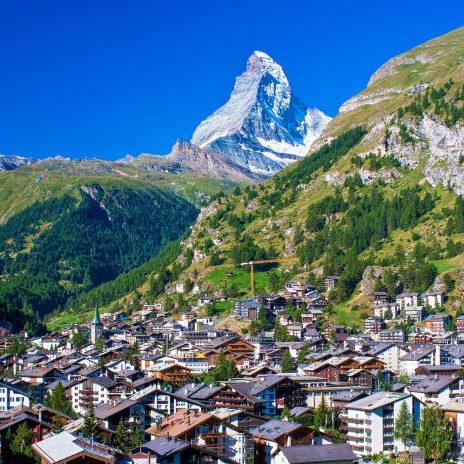 Blick auf Zermatt mit dem Matterhorn im Hintergrund und traditionellen Chalets.