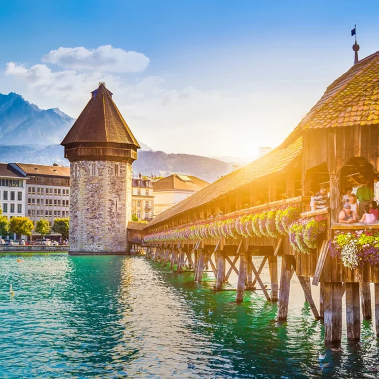 Kapellbrücke in Luzern, umgeben von Bergen und einer malerischen Landschaft.